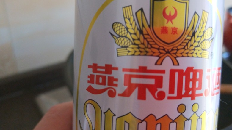 啤酒炖草鱼,大罐啤酒一罐。