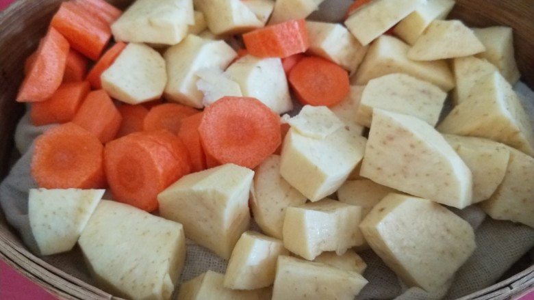 炸地瓜丸子,胡萝卜一个去皮切成小块。