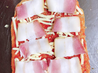 吐司培根披萨,铺上一层培根。