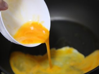鸡蛋炒河粉,锅里烧热油，倒入蛋液