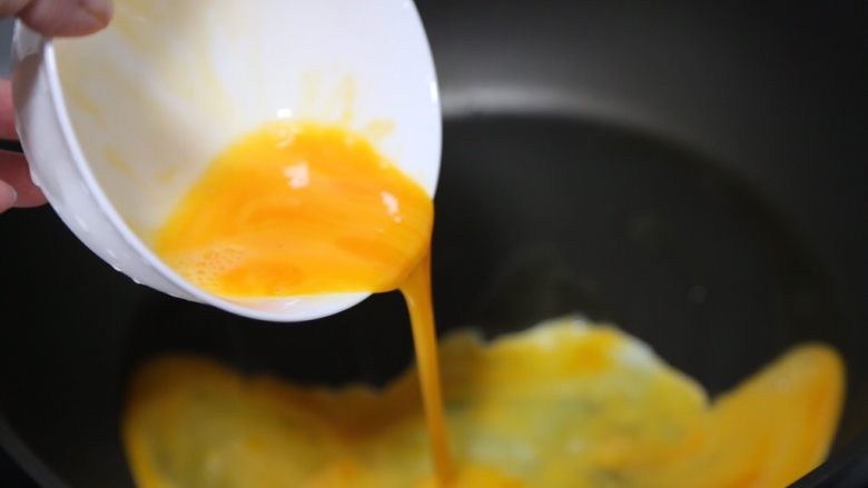 鸡蛋炒河粉,锅里烧热油，倒入蛋液