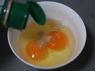 鸡蛋炒河粉,加入少许胡椒粉和盐