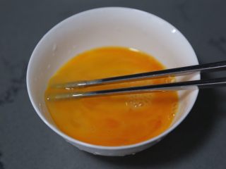 鸡蛋炒河粉,再用筷子打匀