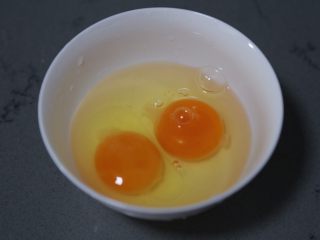 鸡蛋炒河粉,鸡蛋打入碗中