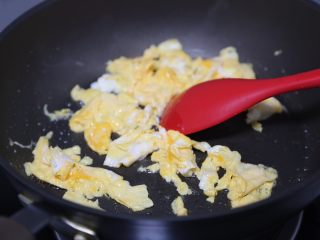 鸡蛋炒河粉,待蛋液凝固用铲子滑炒开