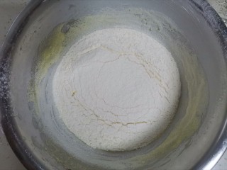 轻乳酪蛋糕🍰（抹茶奶油）,筛入低筋面粉