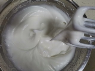 轻乳酪蛋糕🍰（抹茶奶油）,继续打发至提起打蛋器出现小弯勾，即湿性发泡，不能再打啦