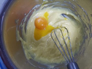 轻乳酪蛋糕🍰（抹茶奶油）,再加入另外一个蛋黄搅拌均匀至顺滑状态