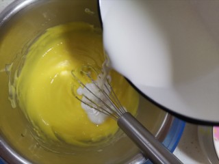 轻乳酪蛋糕🍰（抹茶奶油）,加入牛奶搅拌均匀