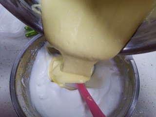 轻乳酪蛋糕🍰（抹茶奶油）,再倒回蛋白霜里翻拌均匀