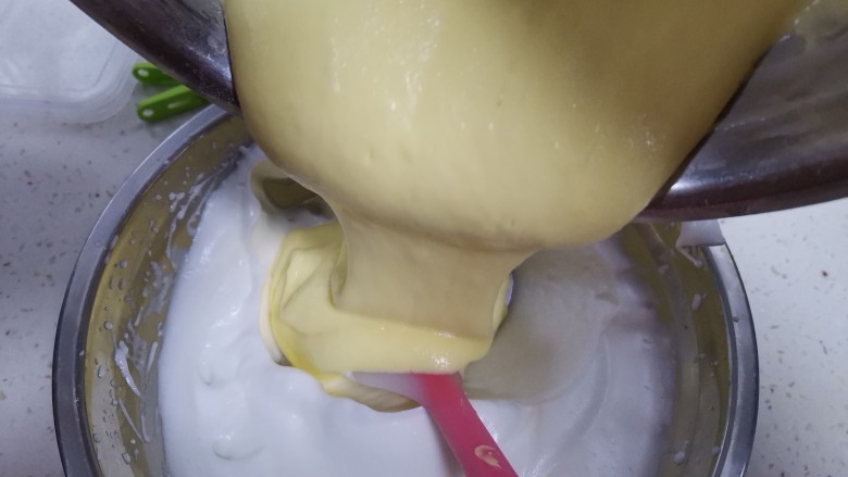 轻乳酪蛋糕🍰（抹茶奶油）,再倒回蛋白霜里翻拌均匀