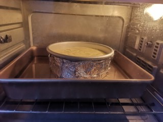 轻乳酪蛋糕🍰（抹茶奶油）,烤盘加入3厘米的水，送入预热好的烤箱，上下火160度烤60～70分钟