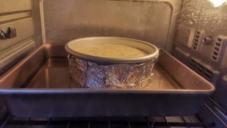 轻乳酪蛋糕🍰（抹茶奶油）,烤盘加入3厘米的水，送入预热好的烤箱，上下火160度烤60～70分钟