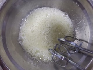 轻乳酪蛋糕🍰（抹茶奶油）,再来处理蛋白，电动打蛋器开中速打发至鱼眼粗泡，加入1/3的白砂糖，第一次