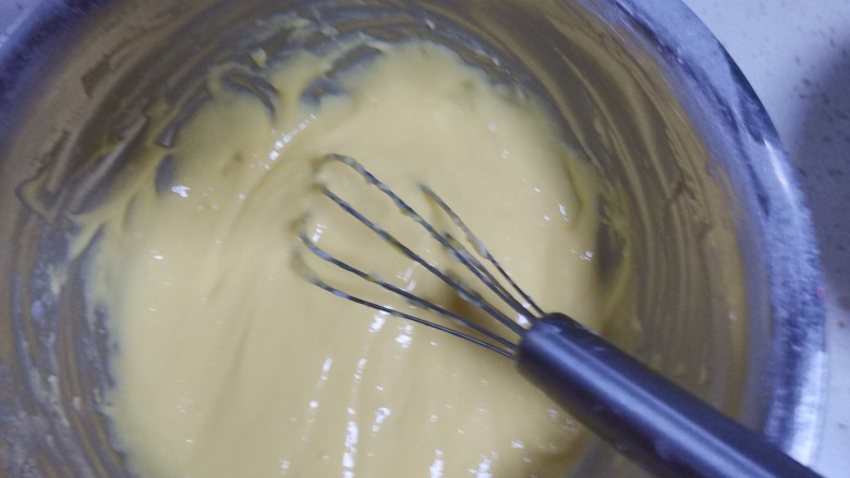 轻乳酪蛋糕🍰（抹茶奶油）,画"z"字搅拌至顺滑状态无干粉颗粒，放入冰箱冷藏备用