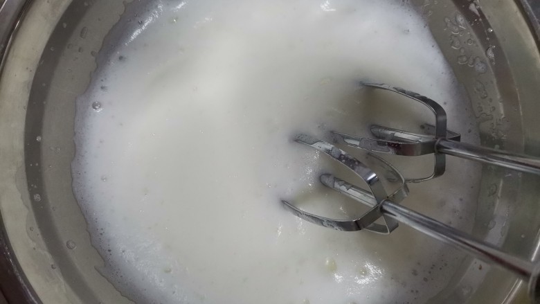 轻乳酪蛋糕🍰（抹茶奶油）,继续打发至粗泡变细腻时加入第二次白砂糖
