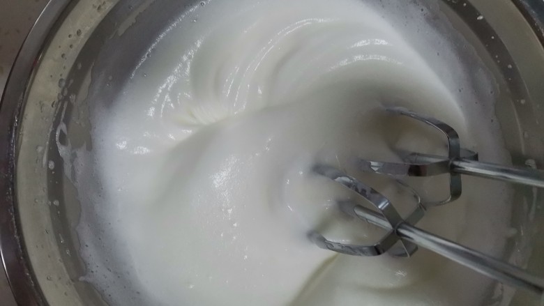 轻乳酪蛋糕🍰（抹茶奶油）,打发至出现明显纹路时加入最后的白砂糖
