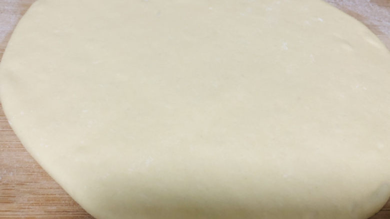 软糯香甜的山药饼，宝宝都喜欢,把面团擀开，擀成0.5厘米厚度的面片。