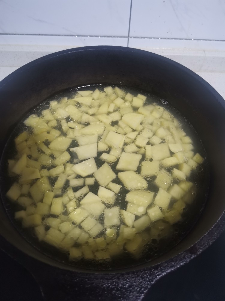 圆圆满满,加水文火煮10分左右汤汁收干了。
