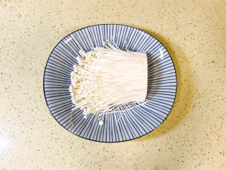 金针菇日本豆腐,金针菇去掉根部，洗净备用