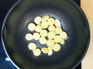 金针菇日本豆腐,慢火双面均煎至金黄色