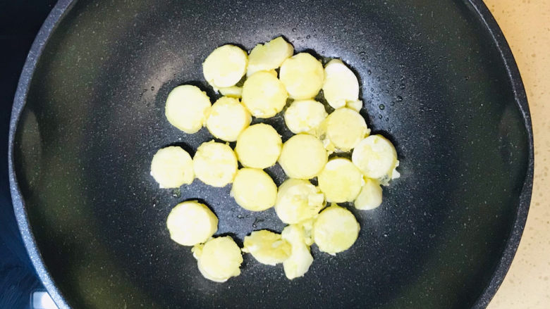 金针菇日本豆腐,慢火双面均煎至金黄色