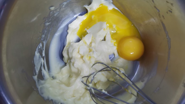轻乳酪蛋糕🍰（抹茶奶油）,加入一个蛋黄搅拌均匀至顺滑状态