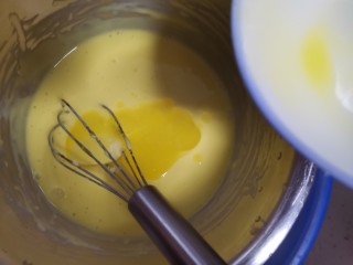 轻乳酪蛋糕🍰（抹茶奶油）,加入软化好的黄油搅拌均匀