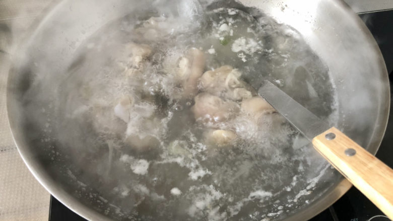 黄豆猪脚汤➕白萝卜花生黄豆猪脚汤,再煮一分钟，彻底煮出血末