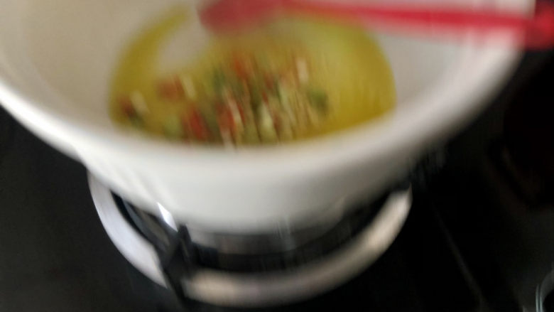 砂锅米线➕雪菜鸭血砂锅米线,砂锅小火加热，加适量食用油，下姜末葱白小米辣煸香，照片拍糊了