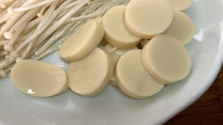 砂锅米线➕雪菜鸭血砂锅米线,日本豆腐切开包装，再切片