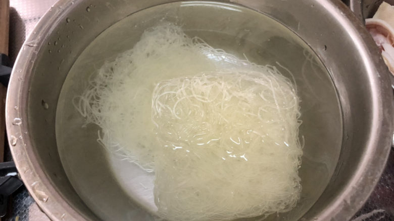 砂锅米线➕雪菜鸭血砂锅米线,干米线冷水泡发一晚，也可以用开水泡20分钟