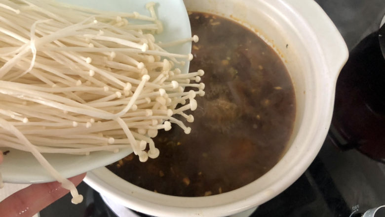 砂锅米线➕雪菜鸭血砂锅米线,下金针菇