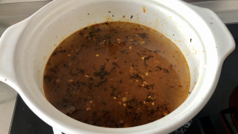 砂锅米线➕雪菜鸭血砂锅米线,加适量热水，煮开