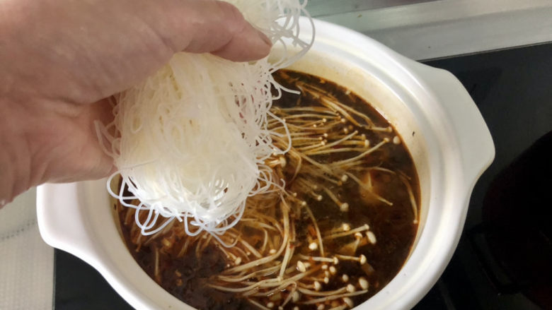 砂锅米线➕雪菜鸭血砂锅米线,泡发好的米线