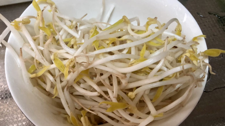 砂锅米线➕雪菜鸭血砂锅米线,绿豆芽淘洗干净