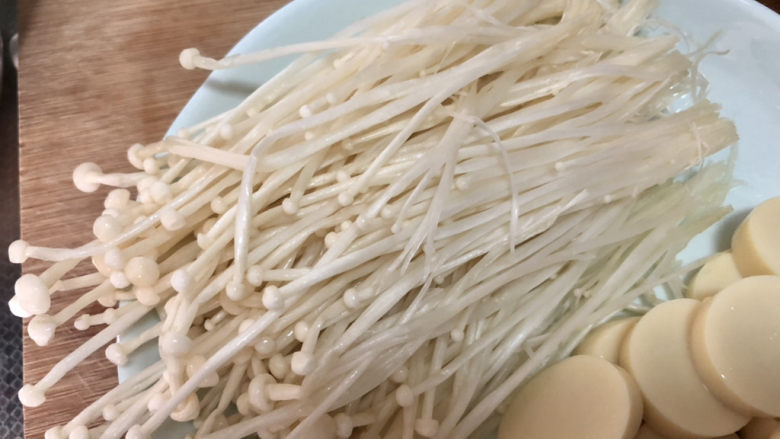 砂锅米线➕雪菜鸭血砂锅米线,金针菇去根，撕小朵洗净