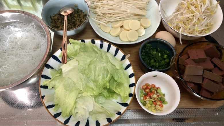 砂锅米线➕雪菜鸭血砂锅米线,全部食材准备好