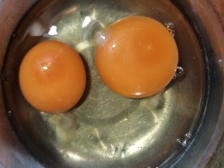 鸡蛋炒河粉,鸡蛋两个，打入碗中