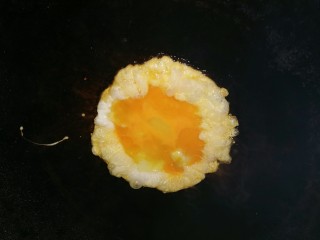 鸡蛋炒河粉,锅里烧热，加入食用油，再把鸡蛋倒入煎