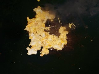 鸡蛋炒河粉,煎至表面凝固后把它翻面继续煎，煎至两面微黄，再用锅铲把它切成小块