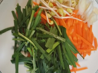 炒合菜,韭菜切断。胡萝卜切丝。黄豆芽清洗干净。