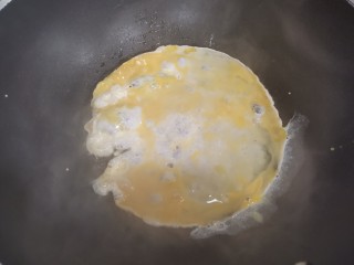 炒合菜,油热后放入鸡蛋