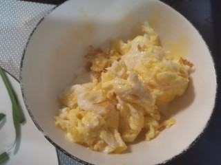 炒合菜,炒好的鸡蛋盛入碗中。