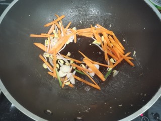 炒合菜,放入葱花炒香，加入豆芽，胡萝卜继续翻炒。