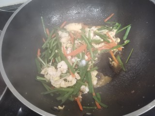 炒合菜,加入韭菜继续翻炒，加少量盐➕蚝油翻炒。