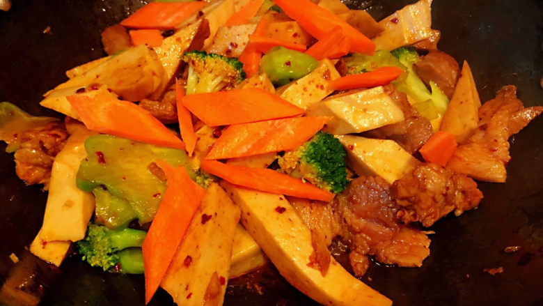 干锅千页豆腐,放入西兰花和胡萝卜炒至断生