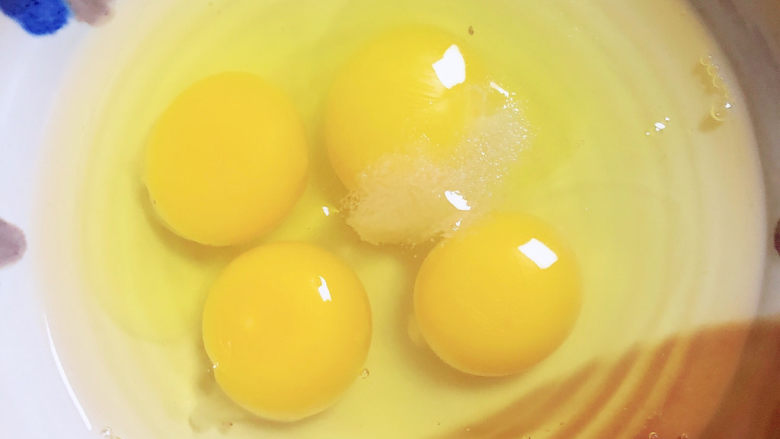 培根炒蛋,鸡蛋中加入适量盐，搅打均匀。