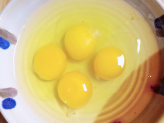 培根炒蛋,准备好鸡蛋。