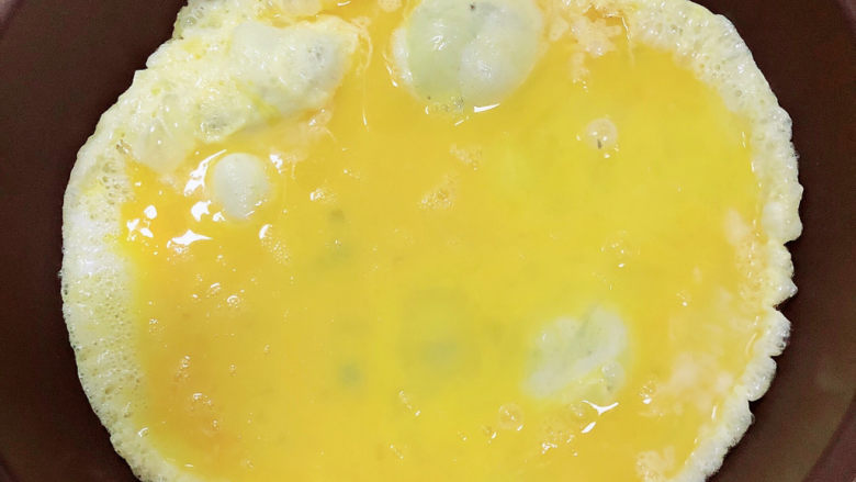 培根炒蛋,倒入鸡蛋液。